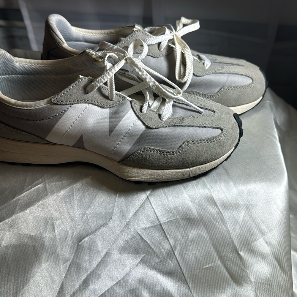 New balance 327 Gray size 5 us grade school , good condition